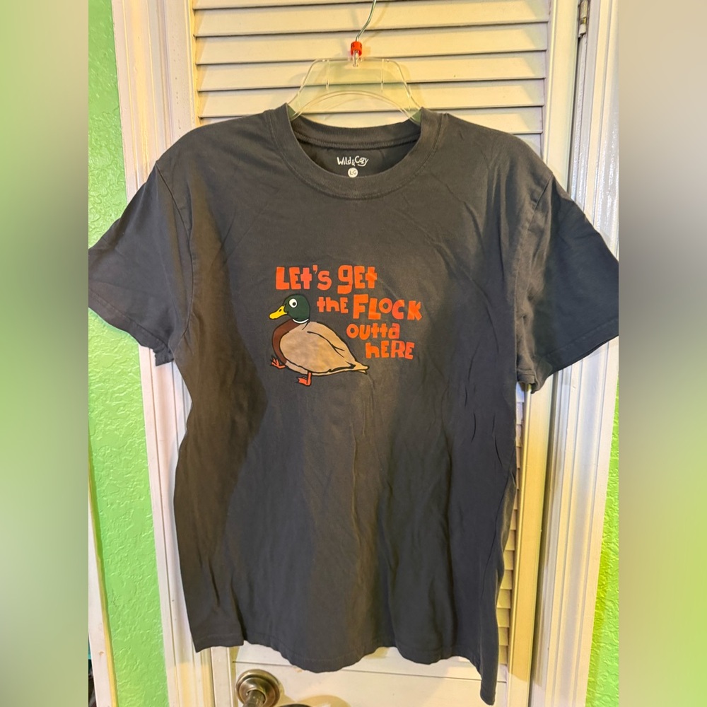 Wild & Cozy Men’s Gray “Let’s Get the Flock Outta Here” Graphic T-Shirt L